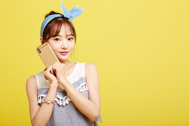 スマホを持つ若い女性