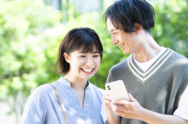 スマホを見るカップル