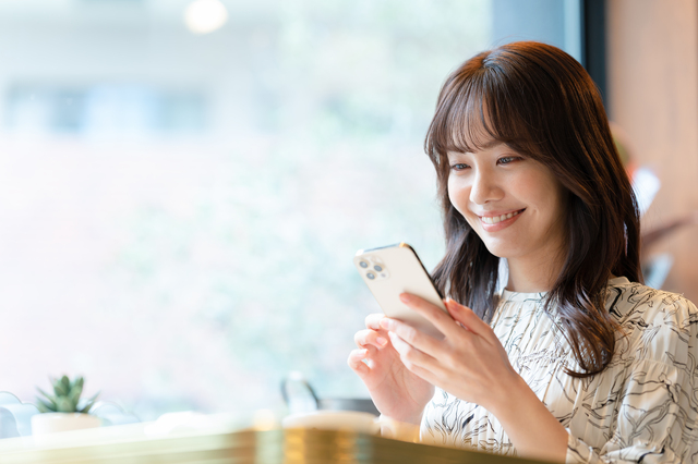 スマホを持つ女性