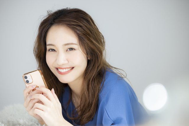 スマホを持つ女性