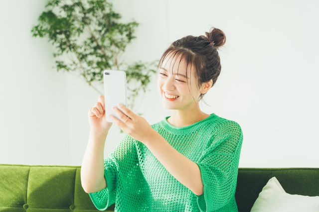 スマホを見る女性