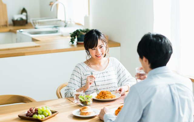 食事をするカップル