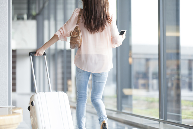 空港にいる女性