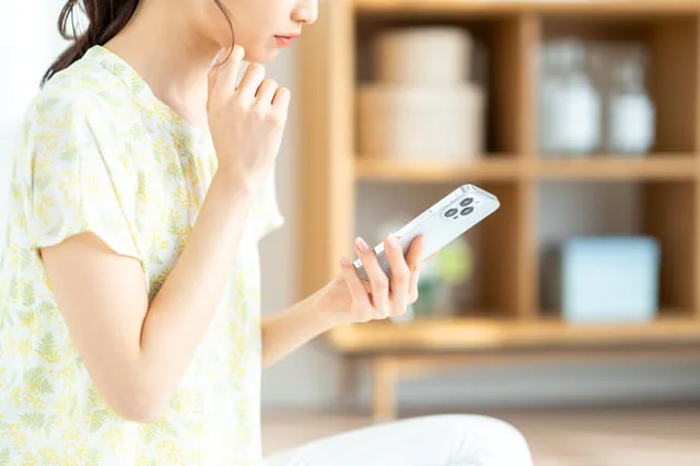 スマホを覗き込む女性