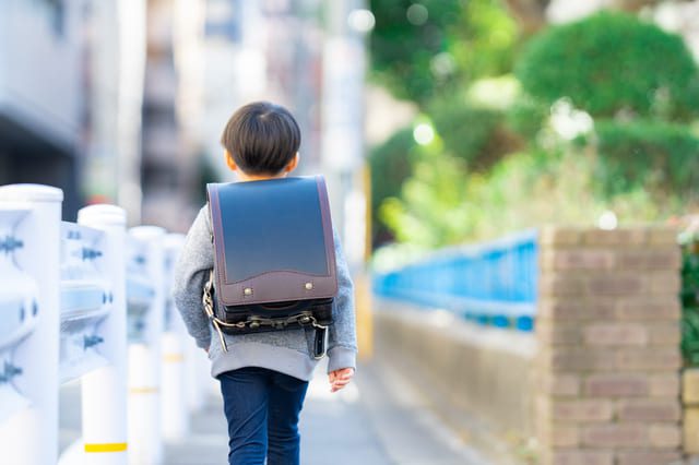 通学中の小学生男子