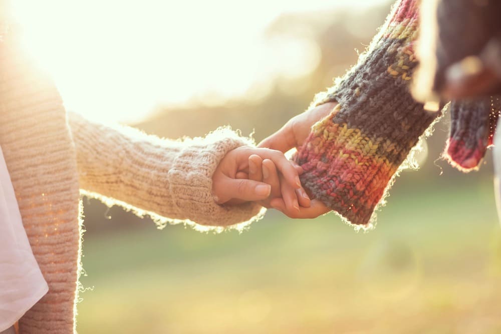 手を繋ぐ男女