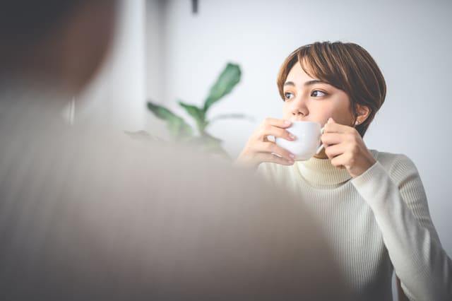 デート中に退屈そうな女性