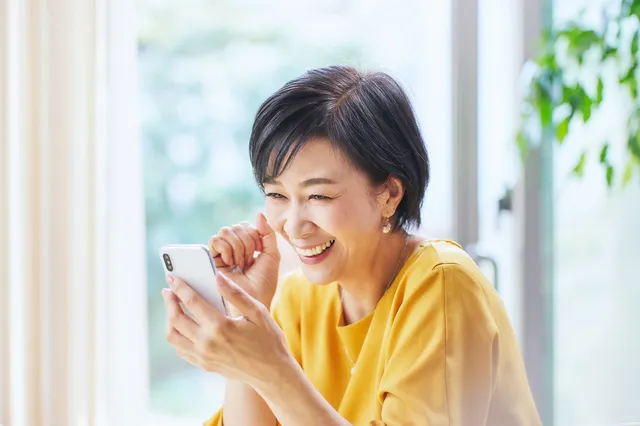 スマホを操作するミドルシニア女性