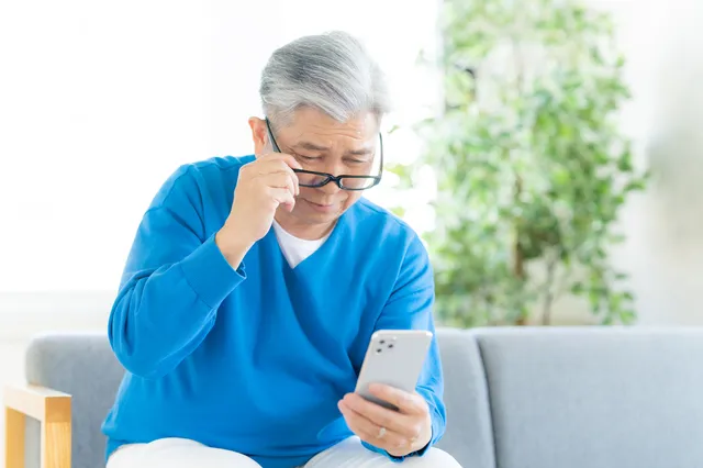 スマホに不慣れなシニア男性