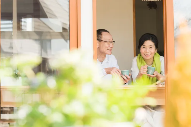 食事を楽しむシニアカップル