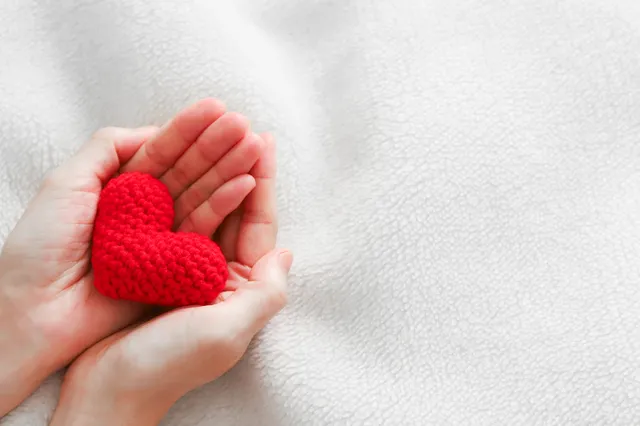 両手でハートを包み込む