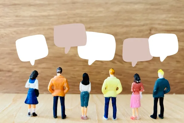 評価コメントを口々に言う人形