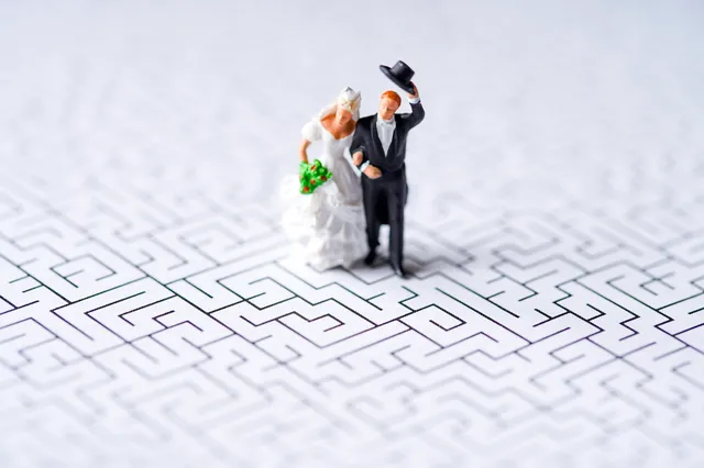 迷路の上に立つ新郎新婦の人形