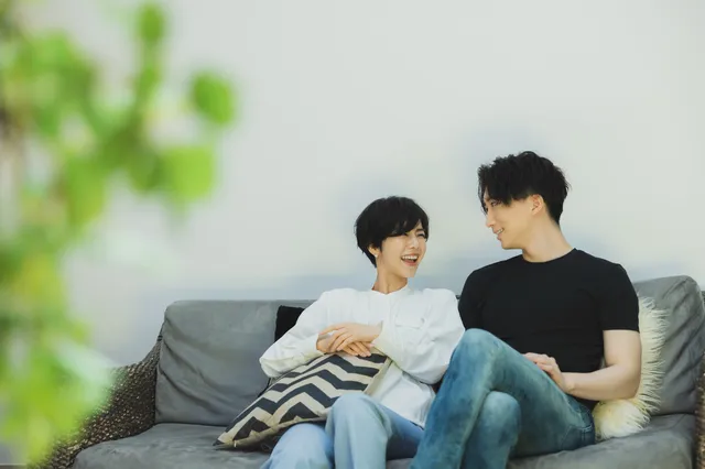 ソファーでリラックスするカップル