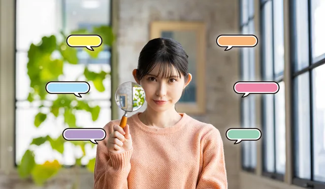 虫眼鏡を持ってコメントする女性