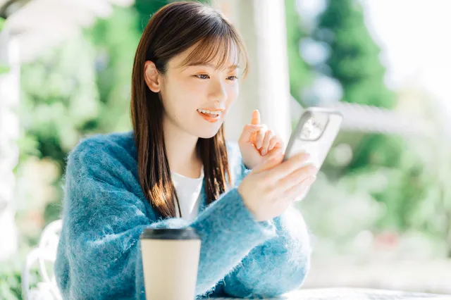 スマホで計画を立てる女性 