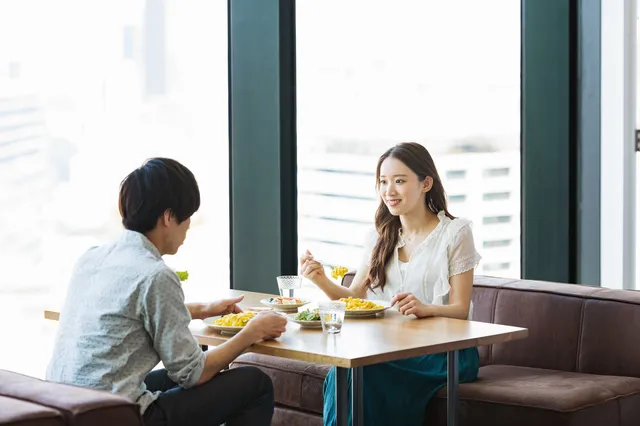 デートする男女