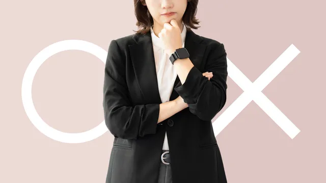 丸とバツで悩む女性