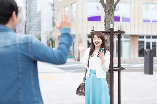 デート後に笑顔で別れる男女