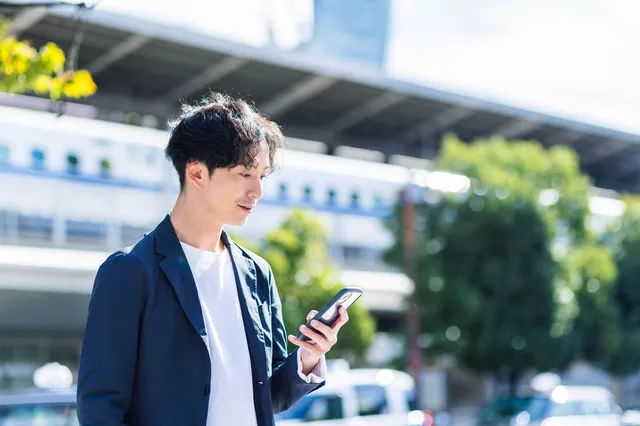 スマホを見る男性