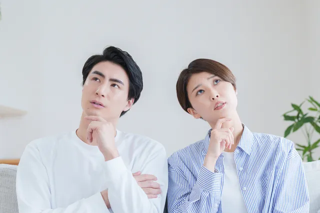 考え込むカップル