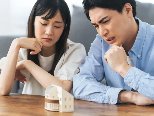 考え込むカップル