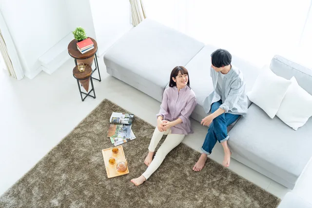 リビングで過ごすカップル