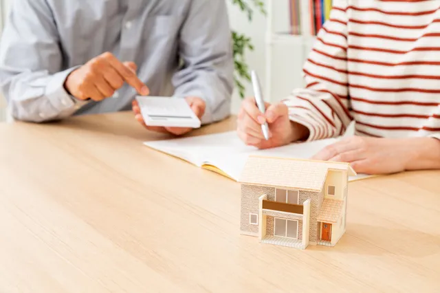 家計について話し合う夫婦 