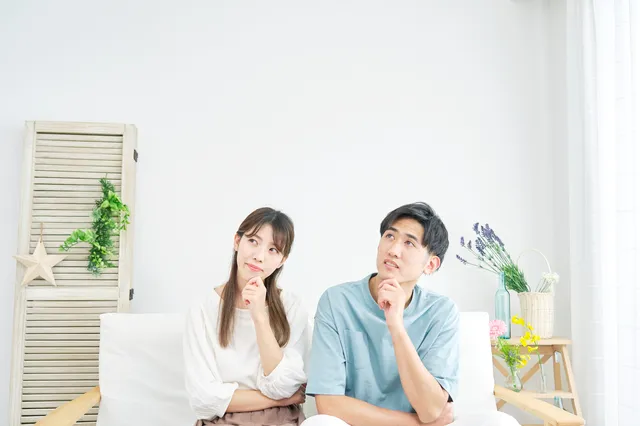 考えるカップル