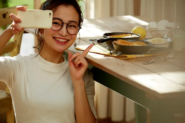 スマホで写真を撮る女性