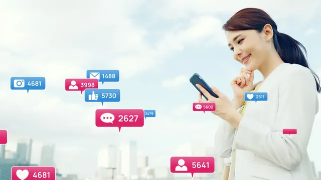 スマホでSNSを利用する女性