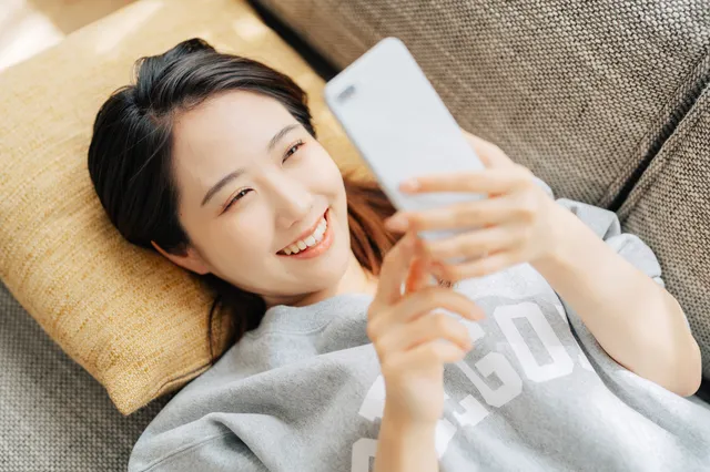 スマホを操作する若い女性