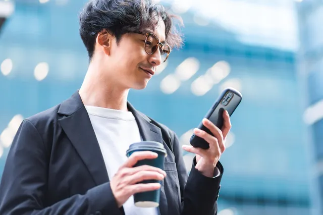 スマホを操作する男性