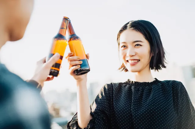 ビールで乾杯する女性
