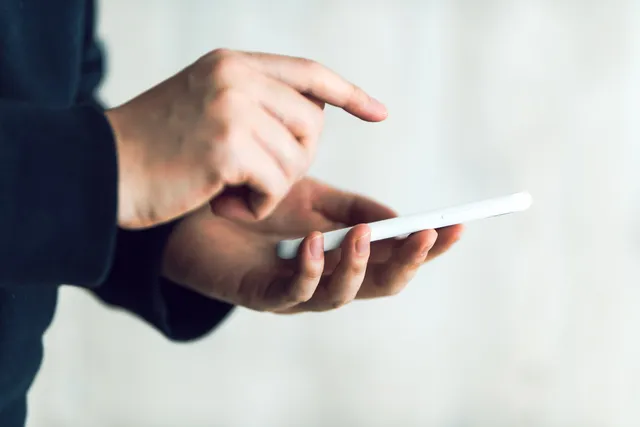 スマホを操作する男性