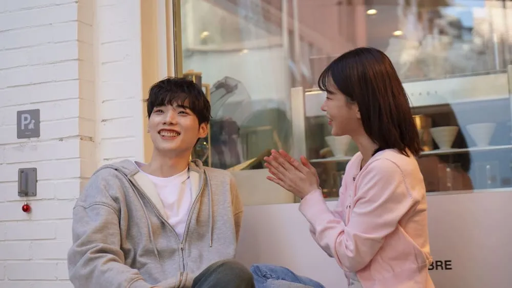 自然な距離感の男女