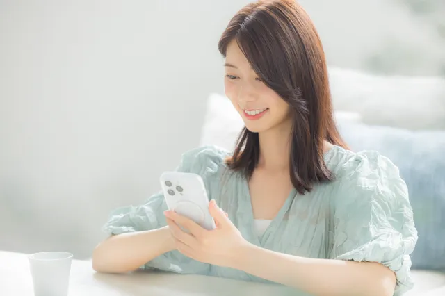 スマホを操作する女性