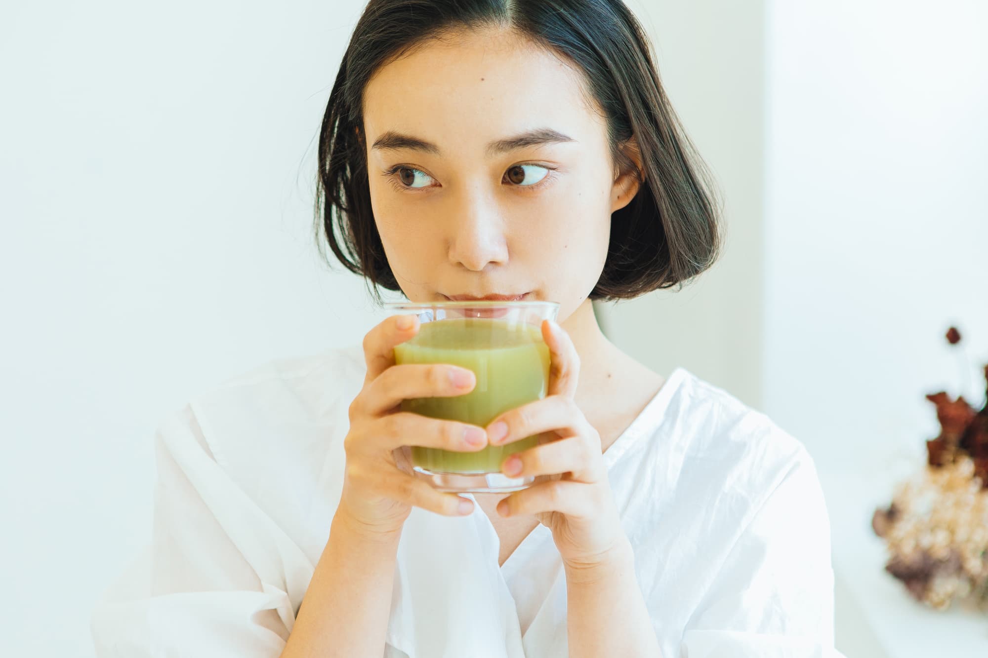 青汁を飲む女性