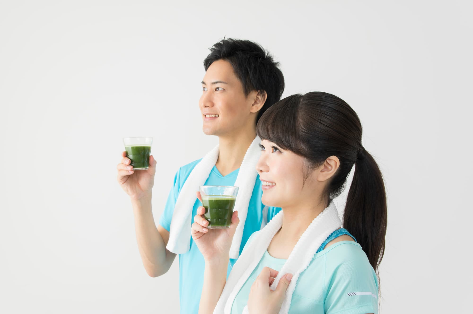青汁を飲む男女