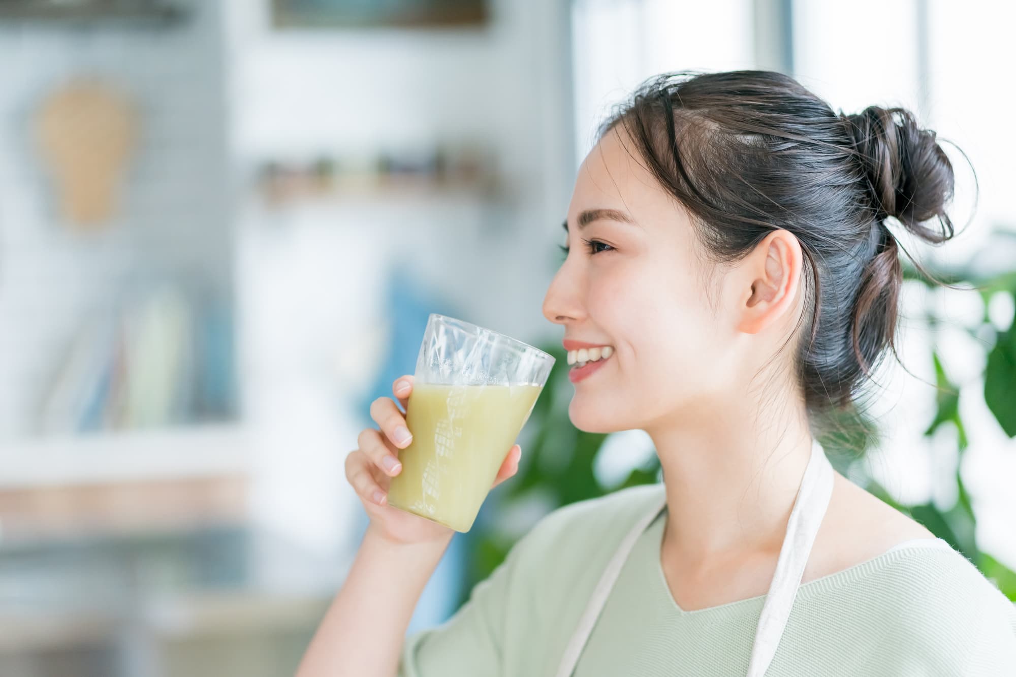 青汁を飲む女性