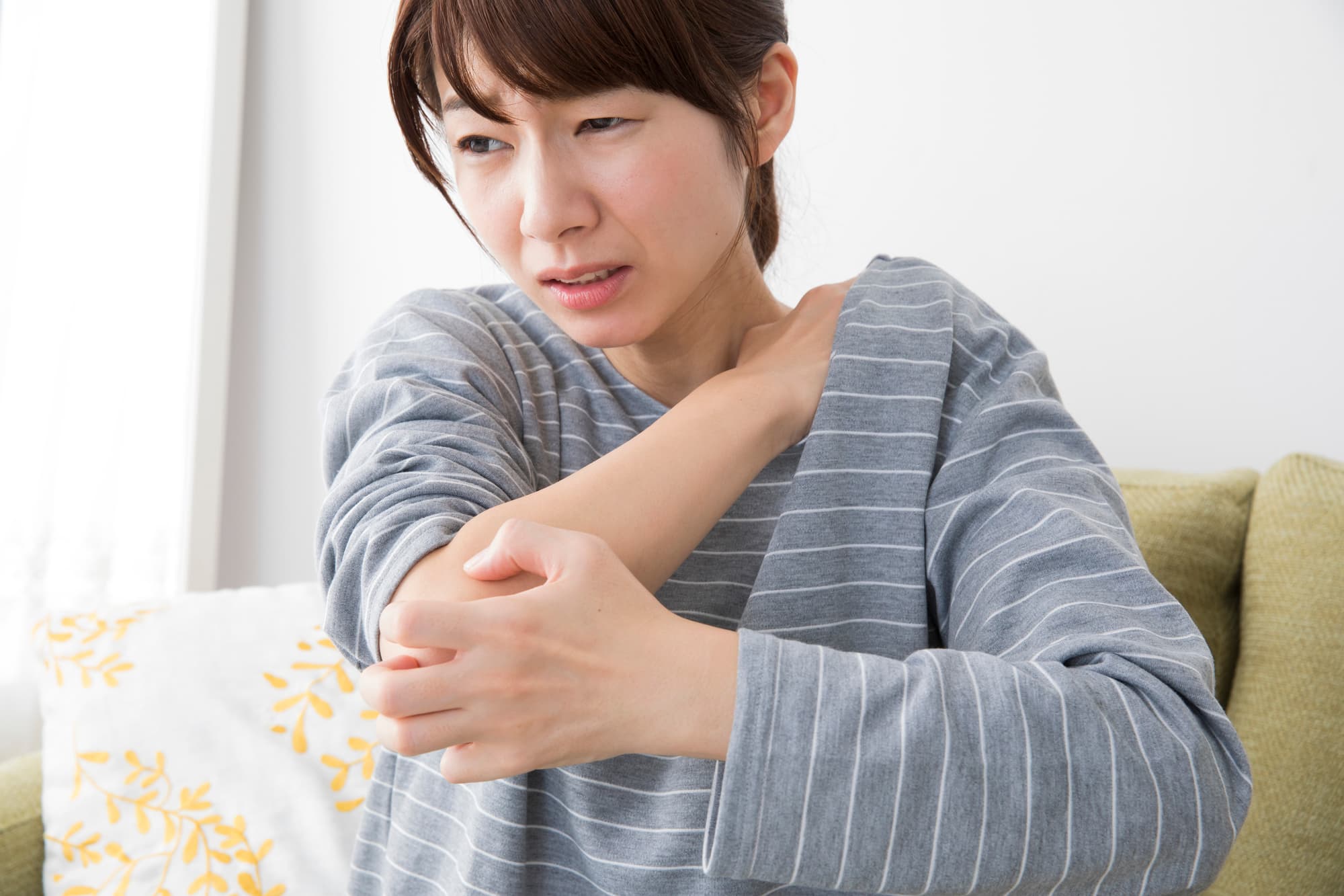 アレルギーが出てアトピーがかゆい女性