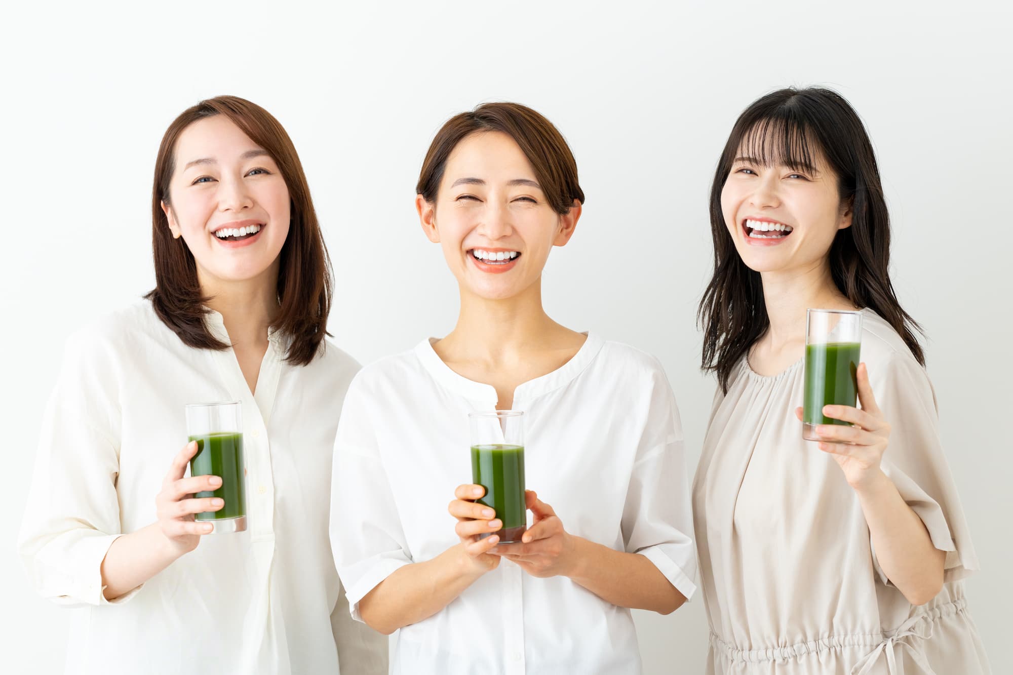 青汁を手に笑顔の女性