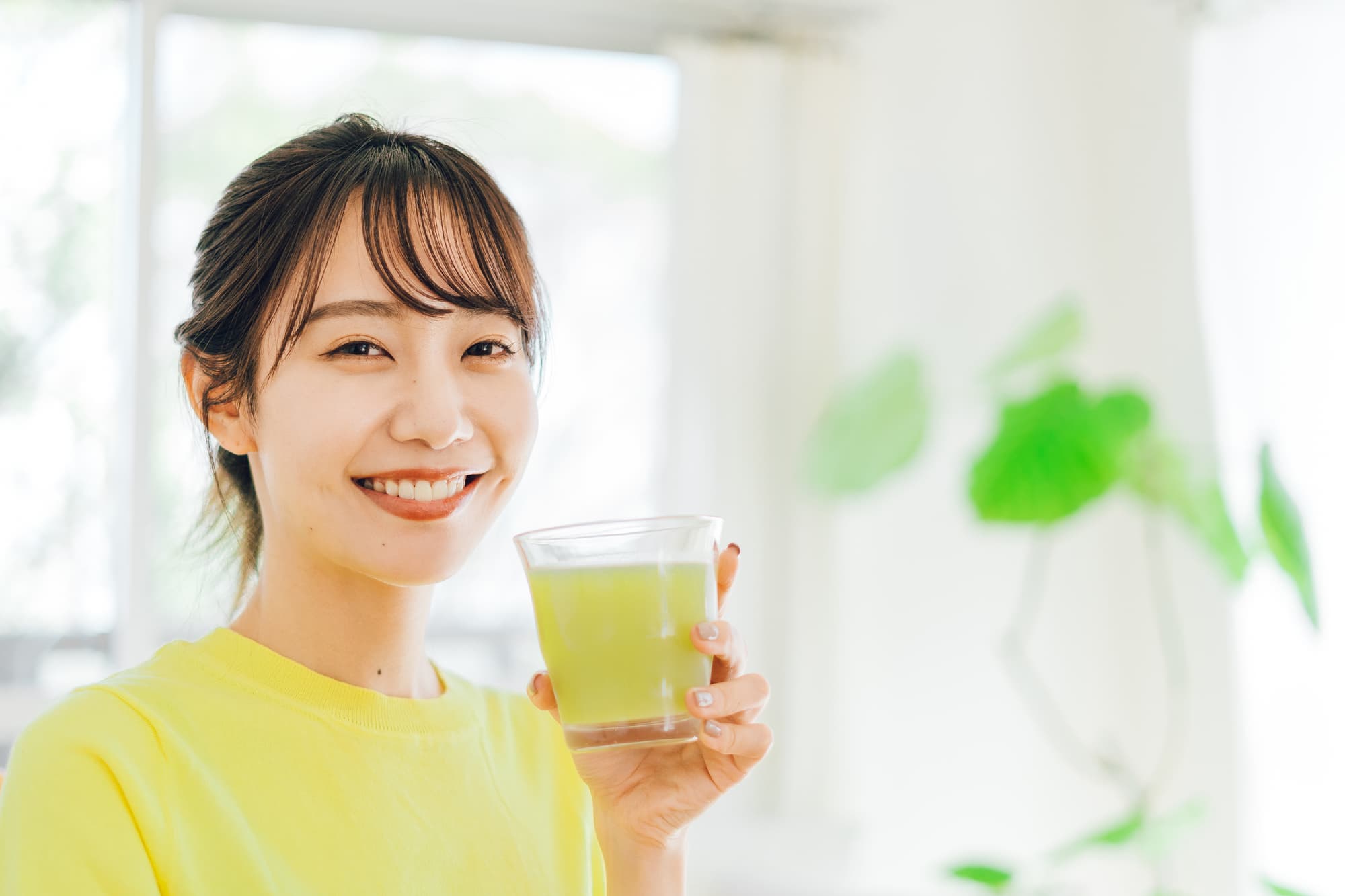 青汁を飲む女性