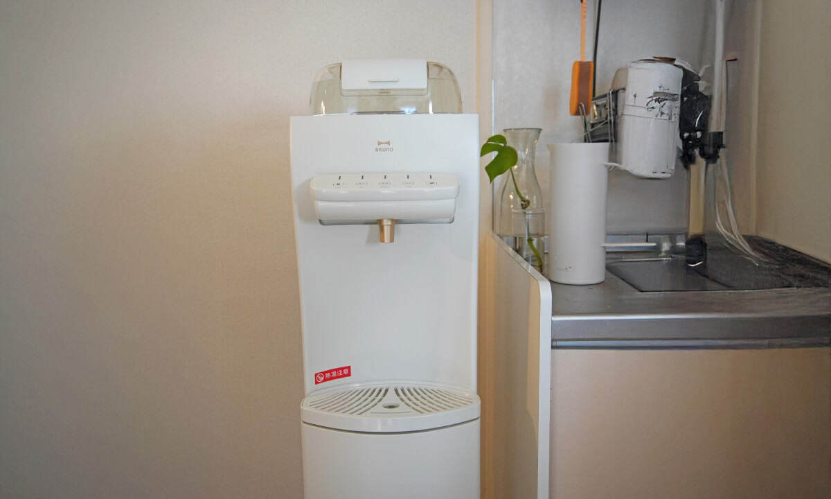 ハミングウォーターのBRUNOモデルをキッチンの横に置いている様子