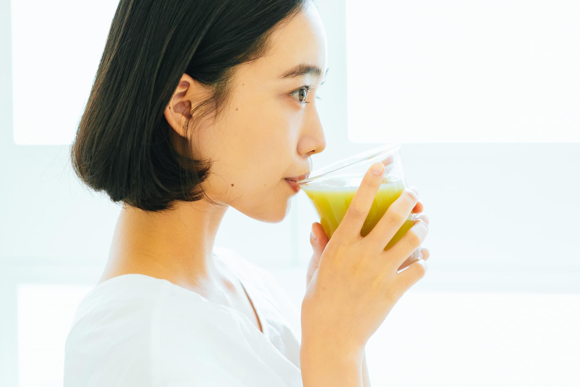 スムージーを飲む女性