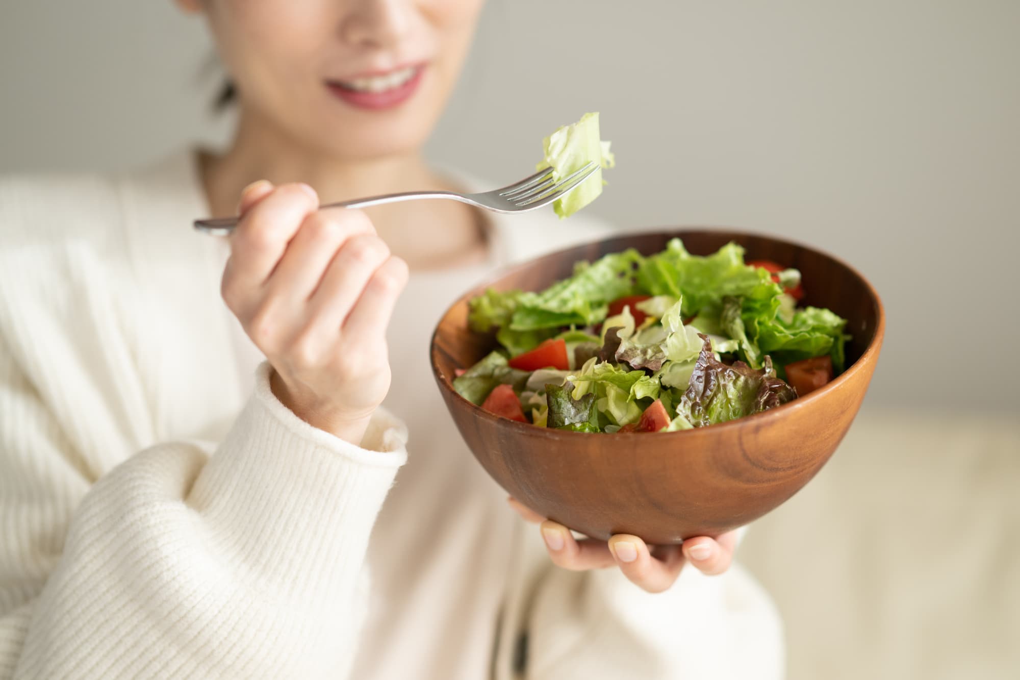 野菜サラダを食べる女性